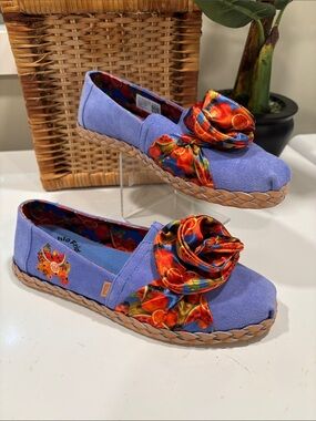 TOMS Alpargatas x Frida Kahlo Still Life with Parrots Espadrilles